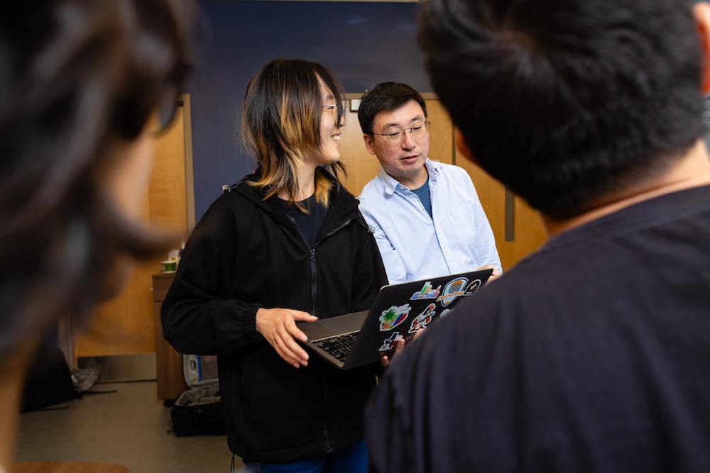 Doowon Kim discussing something with students
