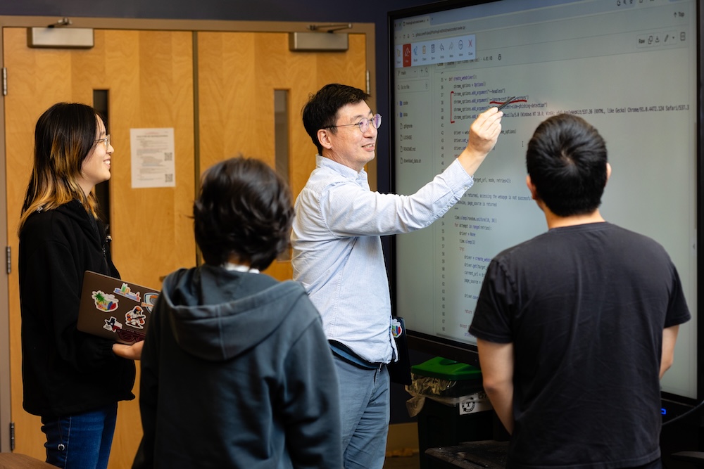 Doowon Kim showing students code